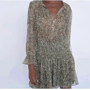 Zara klänning ! - Super fin zara klänning i storlek S! Köparen står för frakt som ligger på 66 kr spårbart ❤️ bud : 500