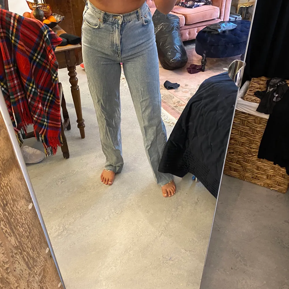 Zara jeans, använda dom bara 2 gånger. Dom är väldigt bekväma och sitter skönt på, även väldigt långa i modellen. Jag är själv 171 och har långa ben och dom går hela vägen ner till marken på mig. Nypris är ca 500. Jeans & Byxor.