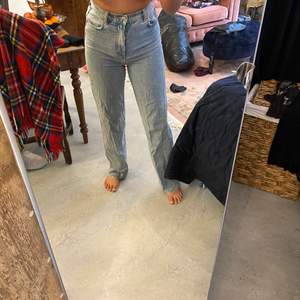 Zara jeans, använda dom bara 2 gånger. Dom är väldigt bekväma och sitter skönt på, även väldigt långa i modellen. Jag är själv 171 och har långa ben och dom går hela vägen ner till marken på mig. Nypris är ca 500