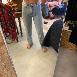 Zara jeans st M - Zara jeans, använda dom bara 2 gånger. Dom är väldigt bekväma och sitter skönt på, även väldigt långa i modellen. Jag är själv 171 och har långa ben och dom går hela vägen ner till marken på mig. Nypris är ca 500