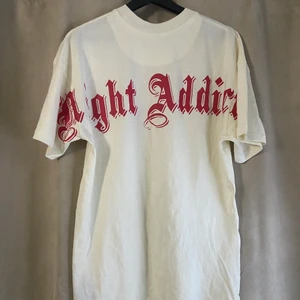 Night addict tee, använd fåtal gånger - Denna tee säljes pga att den är för oversized för mig som är ca 170. Bilden är på baksidan av tröjan, framsidan är enfärgad. Inget fast pris så buda i kommentarerna!