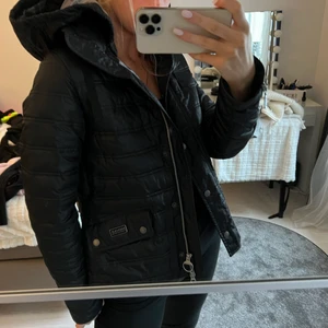 Jacka från barbour - Jättesnygg skön jacka. Svart, nypris 3000kr