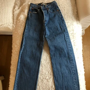Straight Levi’s Jeans - Raka Levi’s jeans. inte super stretchiga men töjs ut ju mer du använder dom. säljer pågrund av att dom inte kommer till användning längre. ❗️köpare betalar frakt❗️
