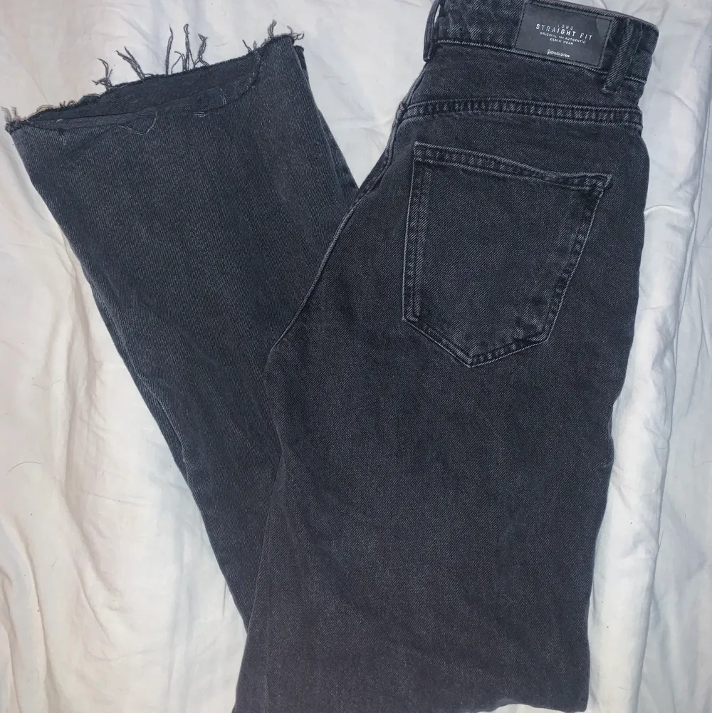 Säljer nu mina svarta utsvängda jeans! De är synd att dom inte passar för dom e så snygga på:( det är hål vid knäna och färgen är typ lite stentvättad.  snygga att styla med och ett bra basplagg att ha i gerderoben!🥰  jag är 168 cm och dom är långa på mig (kliver på dom). Jeans & Byxor.