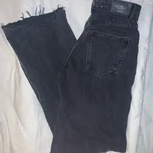 Säljer nu mina svarta utsvängda jeans! De är synd att dom inte passar för dom e så snygga på:( det är hål vid knäna och färgen är typ lite stentvättad.  snygga att styla med och ett bra basplagg att ha i gerderoben!🥰  jag är 168 cm och dom är långa på mig (kliver på dom)
