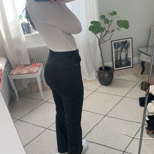 Monki jeans - Svarta bootcut jeans från monki! Strl 24 i midjan. Jag är 170 cm lång💖
