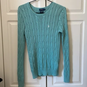Ralph Lauren stickad tröja  - Jag säljer en fin stickad tröja från Ralph Lauren. Inga defekter, och är i storlek M (passar mig som vanligtvis har S). Priset är 80kr+frakt, men det är diskuterbart. Så kontakta mig vid intresse