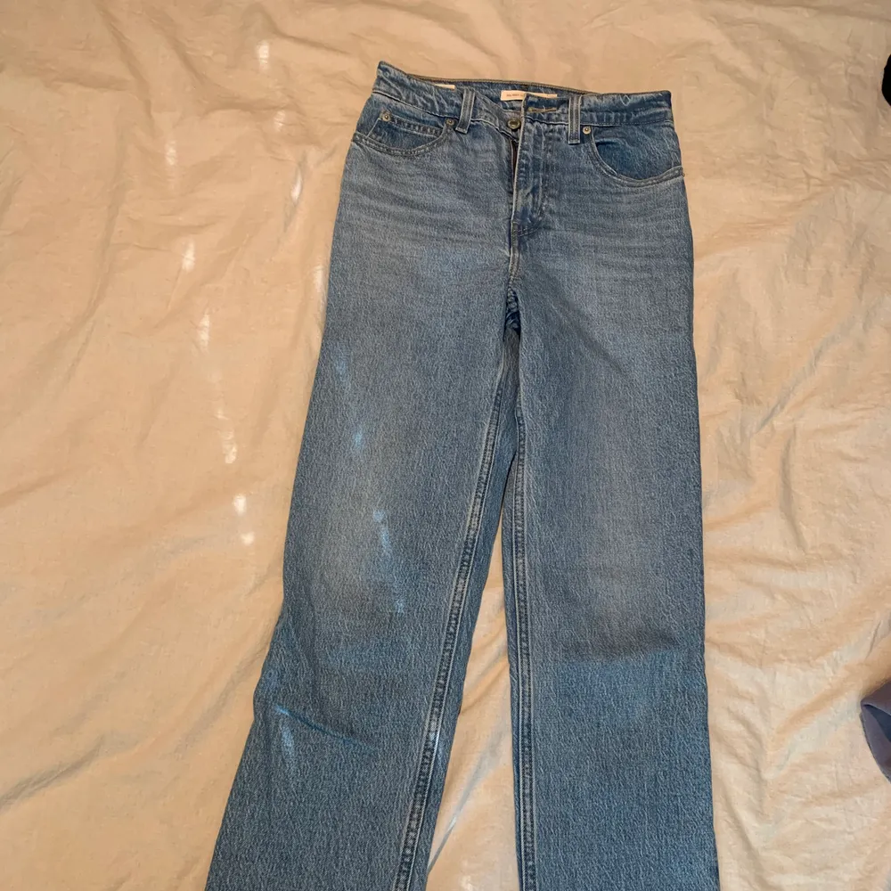 Ett par knappt använda jeans från Levis som jag fick i julklapp. Dem är för stora för mig i midjan. Använda kanske 1-3 gånger, inte mer. NYSKICK. Jag är lite osäker på vad frakten går på men jag vet sedan innan att ett blå paket från postnord med Max 2 kg vikt kostar exakt 99 kr.. Jeans & Byxor.