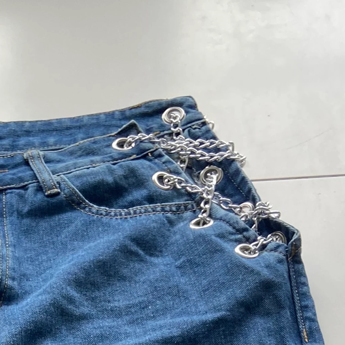 Byxor med kedjedetaljer - 90