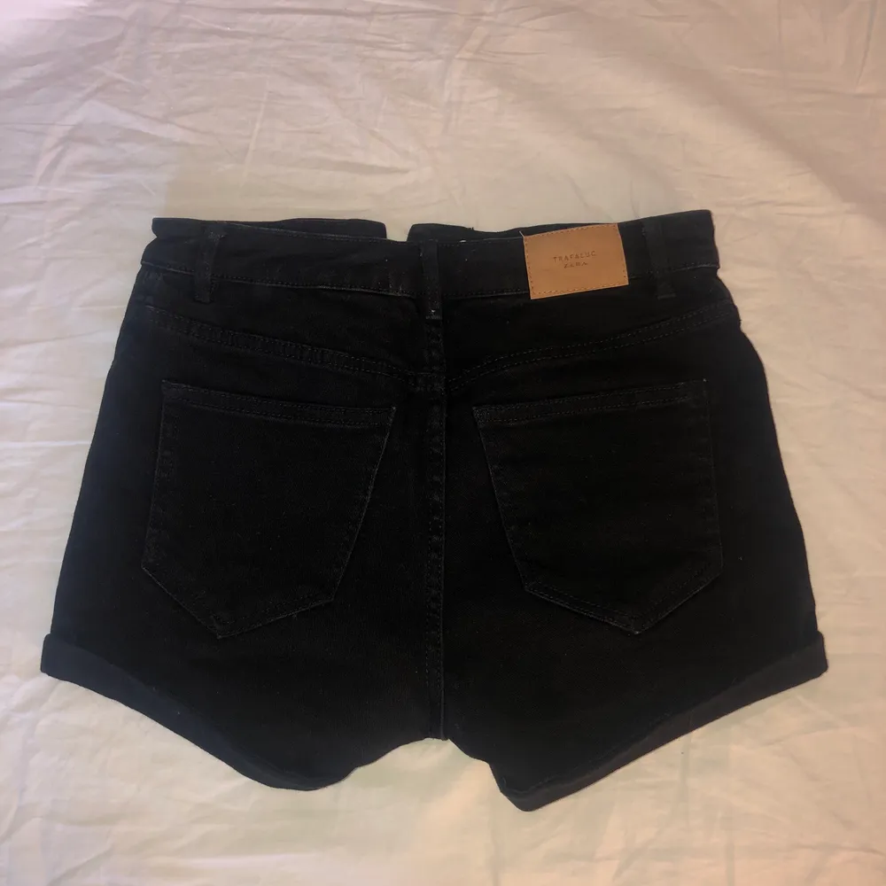 Svarta shorts från Zara i storlek 34 som är högmidjade. Använda endast 3 ggr. . Shorts.