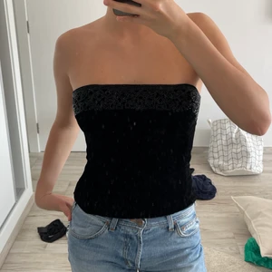 Ann Taylor sammetstopp - Topp i sammet från Ann Taylor. Bra skick. Storlek S/M. Skriv om du vill ha fler bilder! 💖