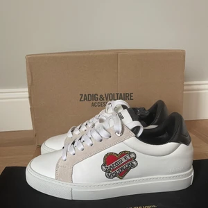 Zadig & Voltaire skor - Säljer nu mina HELT slutsålda nya Zadig skor, säljer då dom inte passa mig… De är bara att höra av sig för mer info/bilder☺️ Nypris: 2500 kr. Om fler blir intresserade blir det budgivning!! Priset är + frakt!