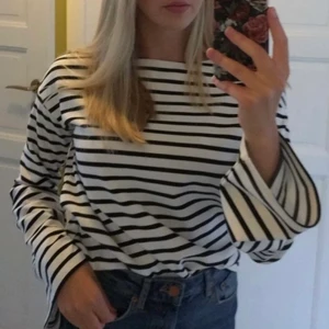 Randig långärmad - En randig långärmad tröja från NAKD där ärmarna är vida. Använd vid 3 tillfällen. storlek s. Pris 150kr och köpare står för frakt 💕