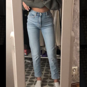 jeans - två par jeans från gina tricot. Båda är i storlek 32 men dem med prislapp kvar är en aningen kortare. kommer inte ihåg längden men jag är 160cm. säljer för 250 styck.      (ord.pris 499kr)