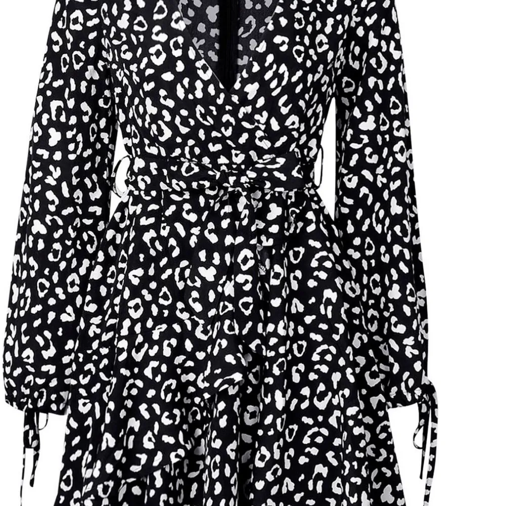 Säljer en jätte fin oanvänd leopardmönstrad klänning. Två första bilderna är tagna från hemsidan har endast testat prislappen är kvar. För liten för mig. . Klänningar.