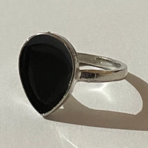 Ring - Mandelformad silverring i svart.