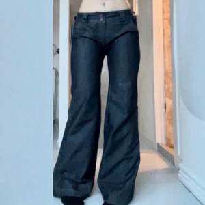 Bästa jeansen ❤️ - säljer mina favvojeans som inte längre kommer till användning :( de är så snygga och bekväma, perfekt passform (lågmidjade, wideleg) och assnygga fickor. passar stl 34/36 eller 25,26,27 i jeansstorlek (insydda från 38). de är i felfritt skick, fråga gärna om fler bilder osv ❤️❤️ BUDGIVNING OM MÅNGA ÄR INTRESSERADE❤️❤️ MÅTT: runt midjan: 76 cm (lågmidjade) runt lår: 52 cm innerbenslängd: 80 cm 