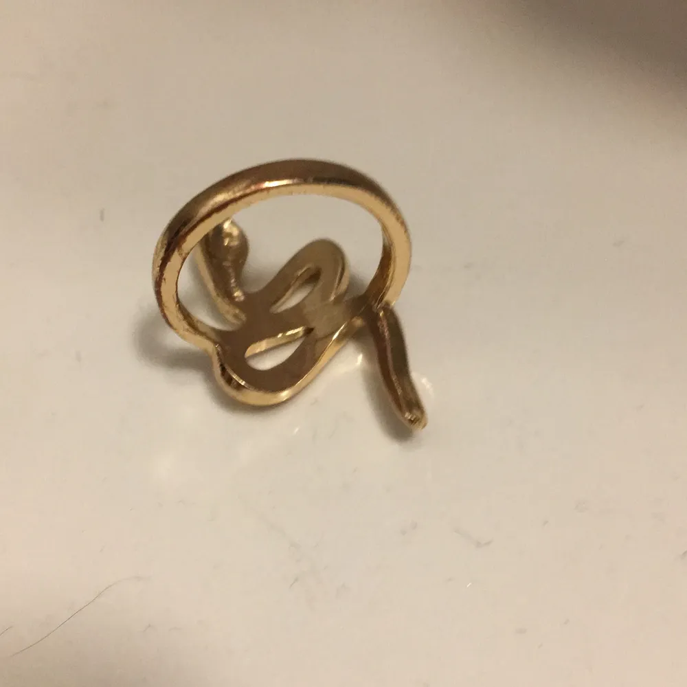 Säljer en orm ring för jag använder inte den längre!:). Accessoarer.