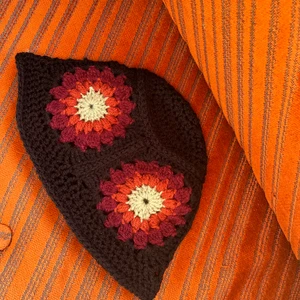 Virkad bucket hat🌻 inkl.frakt - Egenvirkad bucket hat! Går både att ”curla” upp som bild 2, och ha ner kanten som på bild 3. Passar S - L, något stor på mig med en omkrets på 55 cm. FRAKT INGÅR🌞 Skriv vid frågor! 