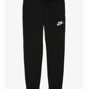 Nike mjukisbyxor  - Säljer mina helt nya Nike mjukisbyxor i storlek xl barn men den är som en Xs:) pris kan diskuteras! Gratis frakt!