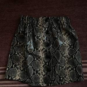 Fin kjol från Zara i krokodil-imitation. Knappar som går att knäppa upp! Använd ca 2 ggr. Köparen står för eventuell frakt ✌🏼