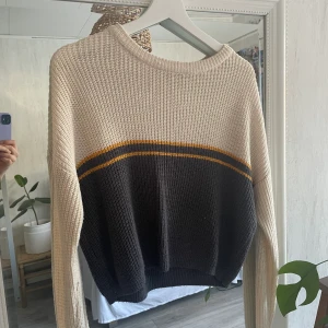 Stickad tröja  - Stickad lite croppad tröja från Pull&bear. Strl XS. Frakt tillkommer på 48 kr 💖 Kontakta mig för fler bilder!