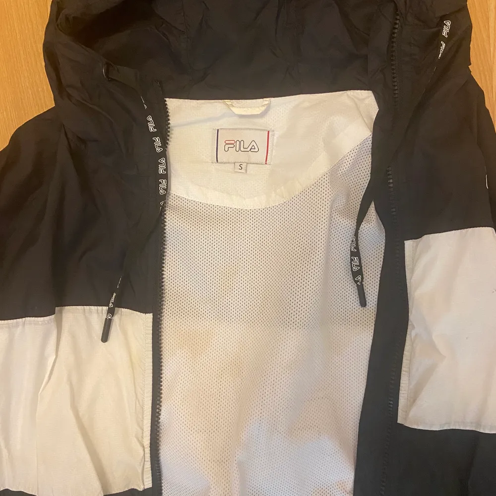 Fila vindjacaka använd en säsong. Kan mötas upp och frakta!. Takit.