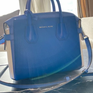 Micheal kors väska - Som ny, använd 1-3 gånger. Tyvärr utan kvitto eller dustbag, men kan följa med till butik för att intyga äktheten. 