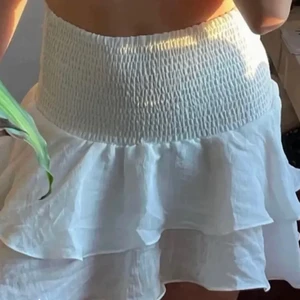 jättefin liknade vit chelsea volangkjol💕 - jättesöt vit kjol med volanger💕 passar till folk som har stilen stockholmstil🎸 är 164cm lång och den passar perfekt , strl S men KANSKE också passar till strl XS💕bra skick och kan stylas med strumpbyxor och med en blixt tröja som säljs också på denna konto💕