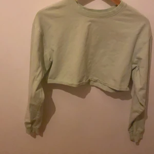 Crop top - Det är en ljus grön och den är kropp topp armen är ganska långa