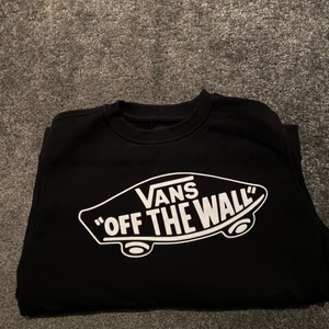 Vans sweatshirt - I använt skick. Kolla in min profil säljer massa annat! Om du är intresserad av fler saker kan vi komma överens om ett paketpris☺️