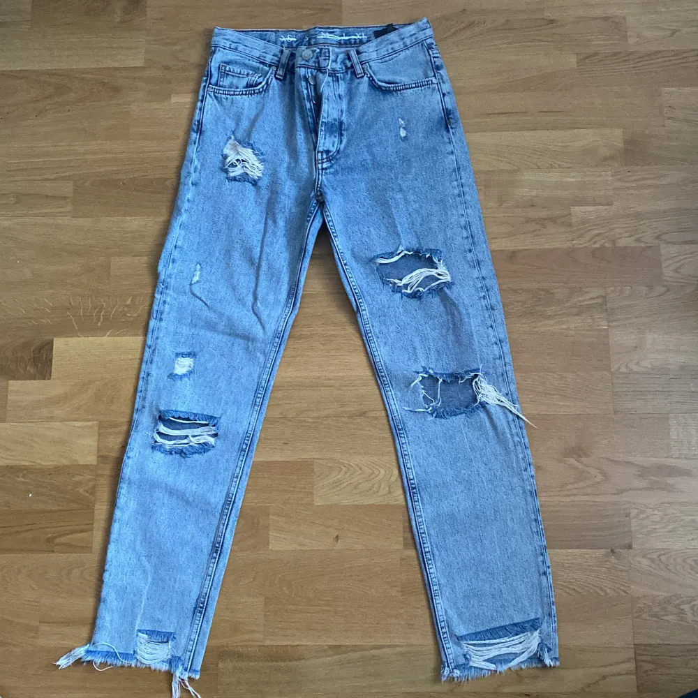 Ett par ”Never Denim” jeans från BikBok. Använts 2 gånger. Har 5 hål samt 2 ner till vristen. Fin passform både höger samt bakdel. Fler frågor? Hör bara av er :) . Jeans & Byxor.