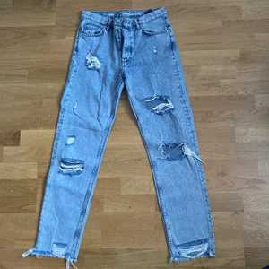 Jeans med hål  - Ett par ”Never Denim” jeans från BikBok. Använts 2 gånger. Har 5 hål samt 2 ner till vristen. Fin passform både höger samt bakdel. Fler frågor? Hör bara av er :) 