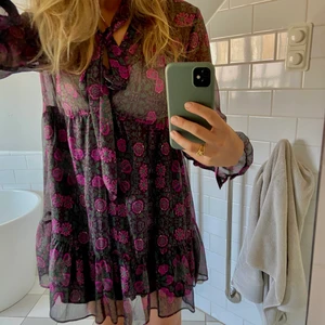 ZARA klänning - Såå fin klänning från Zara, använd typ en gång, säljer för att den inte kommer till användning, men den är storlek M och jag är 172 för referens💝