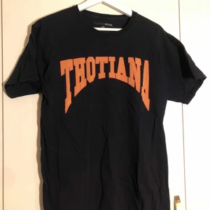 T-shirt  - Svart T-shirt med text. Kan mötas upp i Göteborg eller skickas mot leverans kostnad :) 