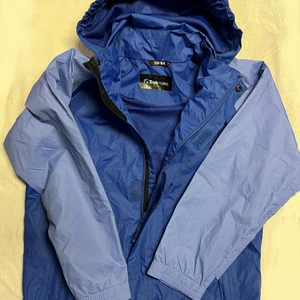 Blå regnjacka - Blå regnjacka. Sparsamt använd. Ev frakt betalas av köparen. 