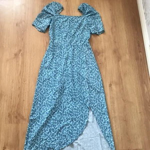 Sommarklänning - Jättefin sommarklänning, perfekt när man ska vara lite uppklädd men ändå vill vara bekväm. Använd 1 gång och nypris var ca 400kr. Pris går att diskuteras💗. Strl 34 och passar mig som är 164cm lång