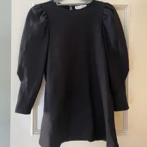 Säljer denna fina svarta klänning ifrån Zara med puffärmar! Storlek 146/152 på barn men passar en XS, har använt den på en begravning så helt i nyskick:)