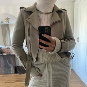 Jacka - Beige mockajacka från zara i bra skick, storlek S.💕