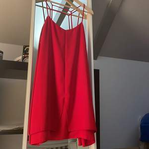 En röd mini klänning från topshop i storlek 42 men passar M om man vill ha en lite lösare fit. 