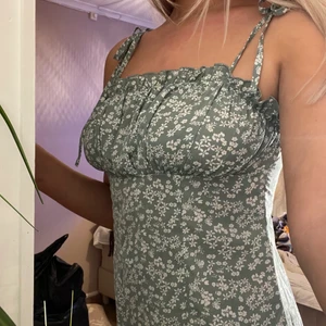 Grön sommarklänning 💚 - Superfin grön klänning ifrån SHEIN💚 den är i strl L men skulle säga att det är en M, beror lite på hur ”tight” man vill ha den. 💖  