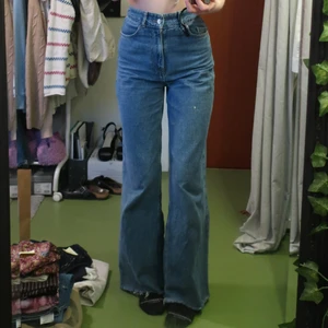 Zara jeans - Ett par sjukt fina jeans köpta hör på plick för något år sedan. Dom är avklippta längst ner men i bra skick. 