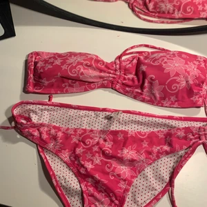 Vintage bikini! - Säljer en vintage bikini! Märket ser ni på bilden även storelek( mått runt höfter och bröst) Inga effekter på användning i fint sick! Säljer för 100kr + frakt( så billig som möjligt)(priset kan sänkas vid snabb affär)Skirv vid frågor eller vill ha mera bilder!❤️