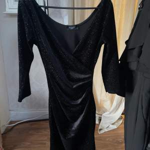 Supersnygg (och superglittrig✨) svart klänning, perfekt till nyår eller bara en utekväll!💗 Inköpt på SALT i Stockholm, endast använd 1 gång då den köptes till ett nyår. Nypris: 800:-. Köparen står för eventuell frakt!✌🏼