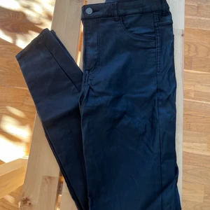 Skinnbyxor H&M - Snygga skinnbyxor från H&M, tyvärr för stor för mig.. 120:-