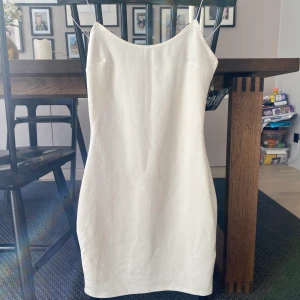 Nelly klänning  - Helt ny Nelly.com klänning aldrig använd lapprna kvar, jättesöt klänning 