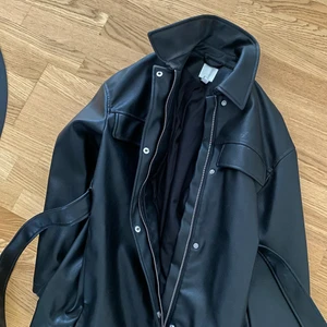 Skinnjacka hm  - Skinnjacka från hm med bälte. Använd endast 2 gngr. Superfint skick! Slutsåld! Stl S. Sista bilden är lånad!