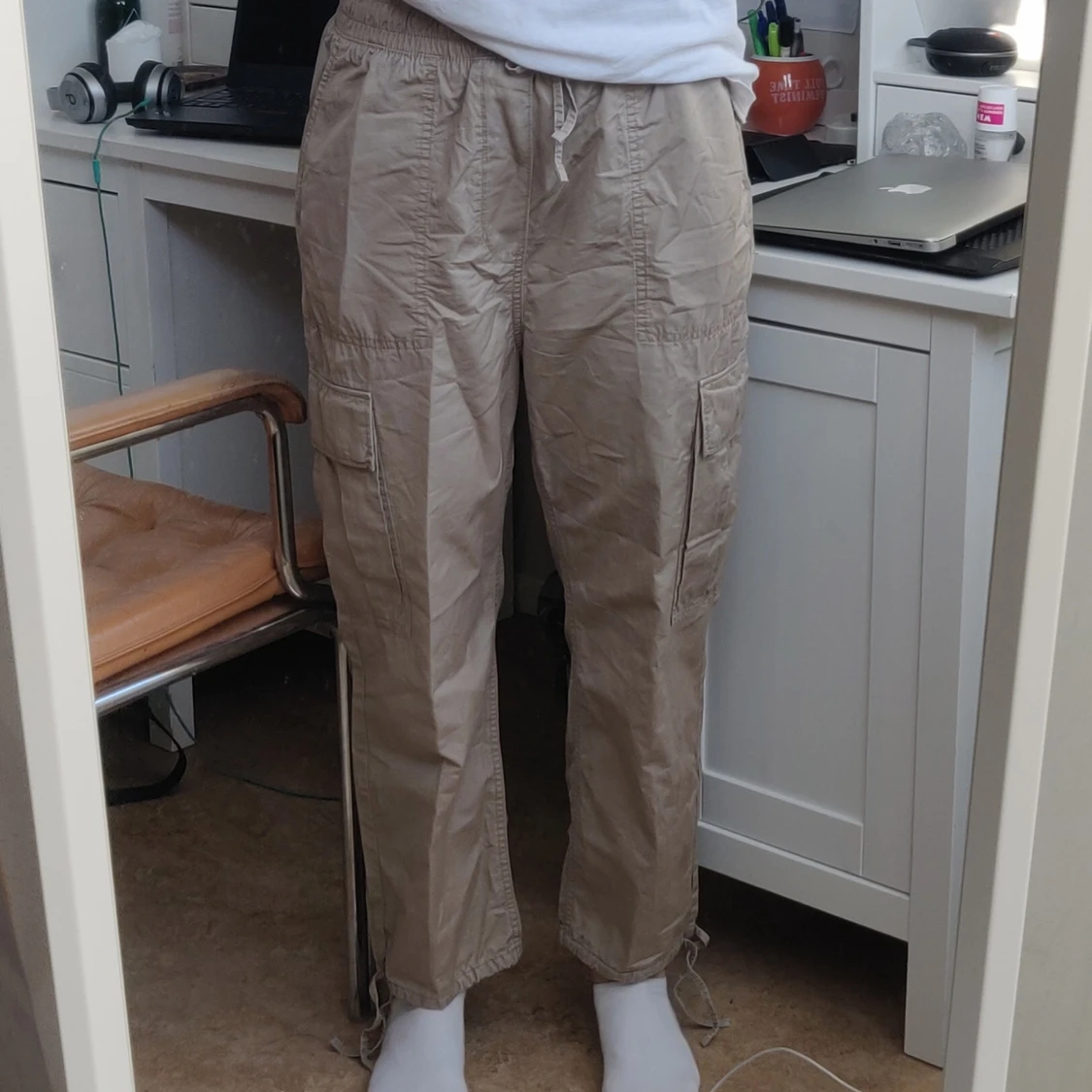 Beige cargobyxor från Weekday