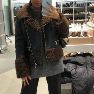 Bikerjacka - Så snygg bikerjacka med bruna ”pälsdetaljer”🤎