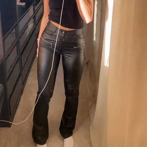 AFJ x NAKD - ‼️första bilden är lånad från personen jag köpte dom av‼️ säljer dessa populära skinnbyxorna från NAKD. Finns inget fel på dom och dom är som nya. Storlek 36 men skulle även passa 34 och 38. Kom privat för fler bilder. Frakten ingår 